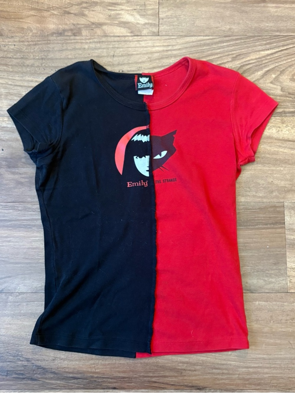2001 Emily the Strange fitted cropped tee size small